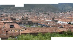 Panorámica de la Plaza de Armas (en primer término), la Plaza del Regocijo (en el medio) y a la derecha, la Plaza e Iglesia de San Francisco. En época inca, estas tres plazas constituirían un gigantesco espacio abierto dedicado a las ceremonias y celebraciones más importantes llevadas a cabo en el Tawantinsuyu. Durante la colonia esta zona de explanadas y terrazas fue dividida para conformar plazas (de tipo español) más pequeñas. La antigua explanada Haucaypata-Cusipata dio lugar a las plazas de Armas, la cual conserva en gran parte el tamaño y la configuración del sector Haucaypata, y del Regocijo, nombre que tomó el sector Cusipata; en el siglo XX la mitad de esta plaza sería ocupada por la construcción de un hotel.