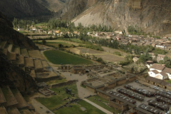 Vista desde la parte alta de Ollantaytambo de su sector ceremonial bajo y asentamiento incas.